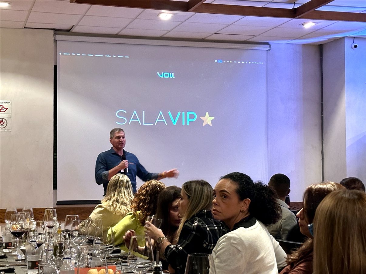 Tatiane Pavan, da VOLL, Josafá Pinheiro, da Lojas Torra, e Luana Nogueira, da Alagev