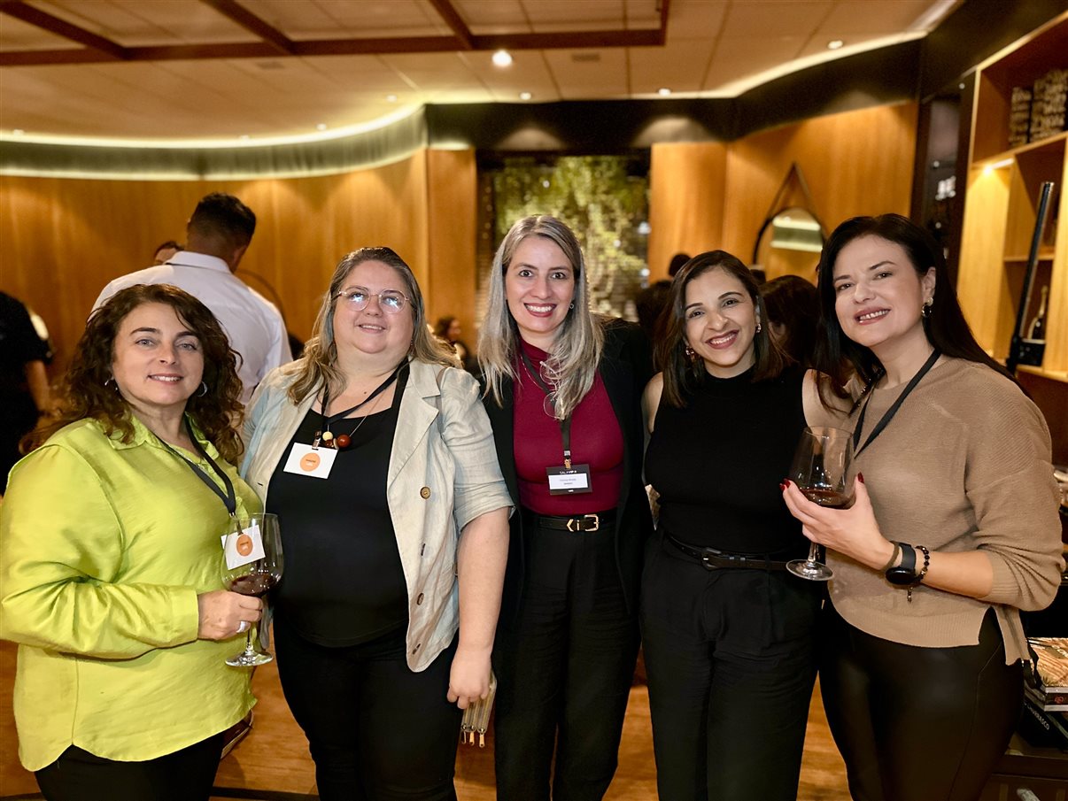 Tatiane Pavan, da VOLL, Josafá Pinheiro, da Lojas Torra, e Luana Nogueira, da Alagev