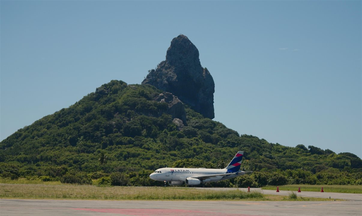 Chegada do voo inaugural da Latam a Fernando de Noronha