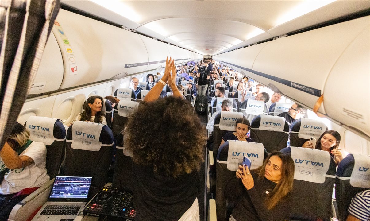 Latam contou com a participação da DJ Naty Posner a bordo do voo LA3920