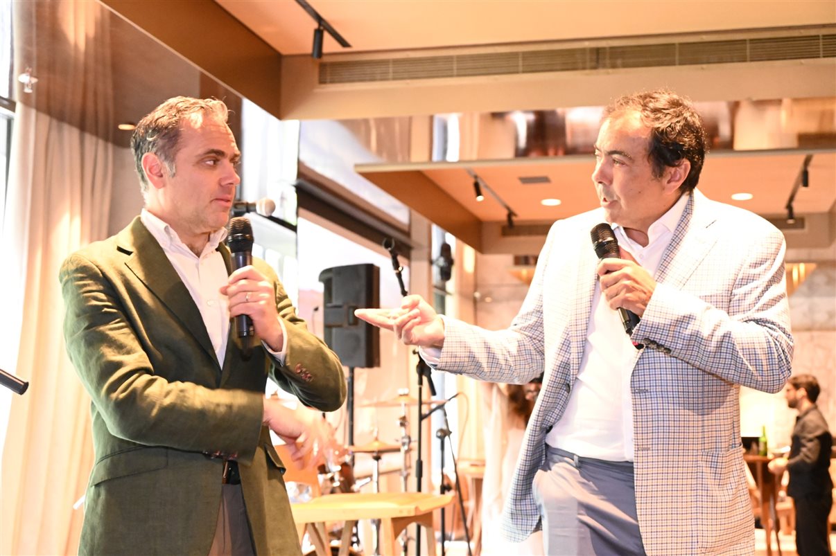 Discurso animado e bem humorado de Jack Ezon e Tomas Perez, de Embark Beyond e TP Group, respectivamente