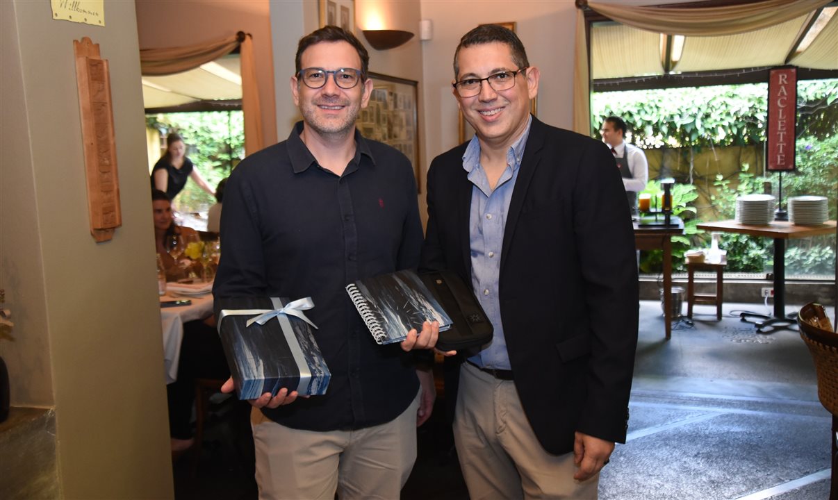 Gabriel Camargo e Fabiano Camargo, diretores da CT Operadora, mostram o novo kit enviado para agências com a nova marca da operadora