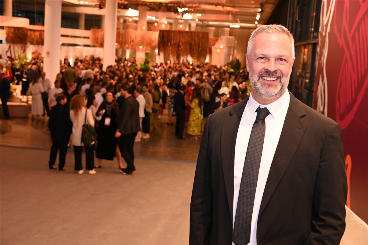 Simon Mayle, diretor da ILTM Latin America, na rampa da Bienal para a festa de abertura da edição de 2025 da feira de Turismo de luxo