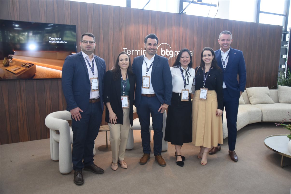 Matheus Rolim, do Terminal BTG Pactual, Natalia Leal, da Switzerland Tourism, Tiago Grandizoli e Christiane Yuimomose, do Terminal BTG Pactual, e Mara Pessoa e Fabian Clerc, da Switzerland Tourism