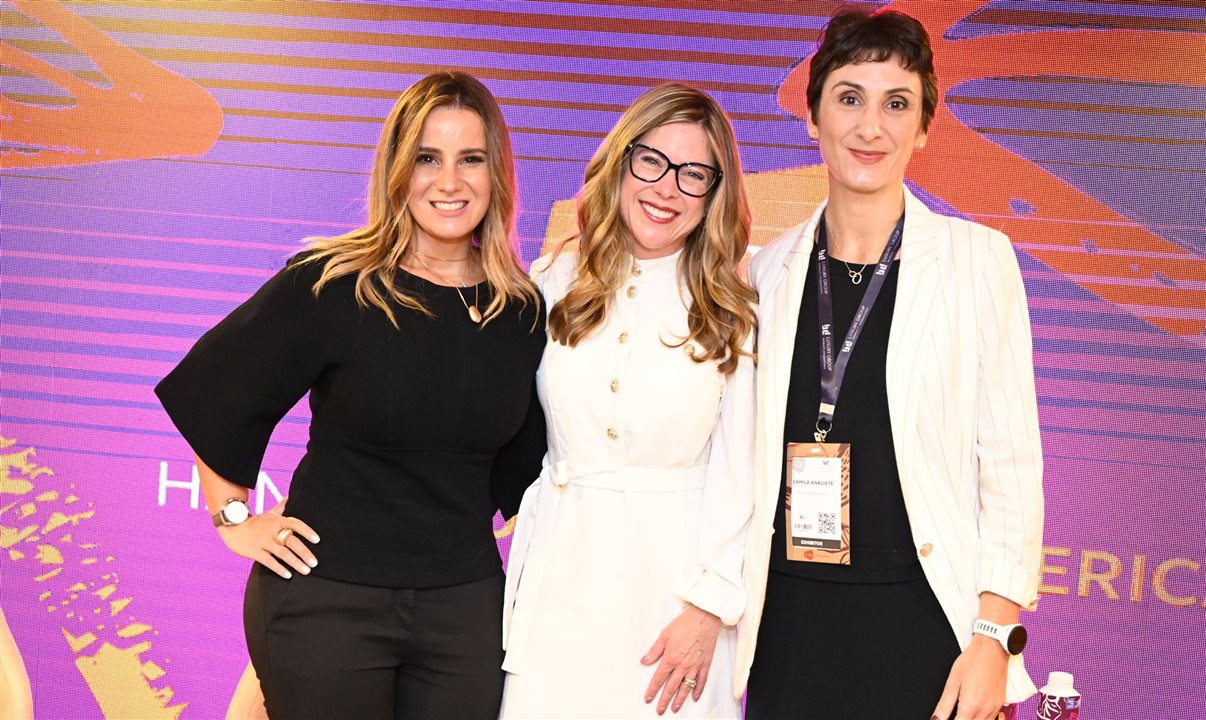 Juliane Martinez e Katie Johnson, da Hyatt, e Camila Anauate, que mediou a conversa