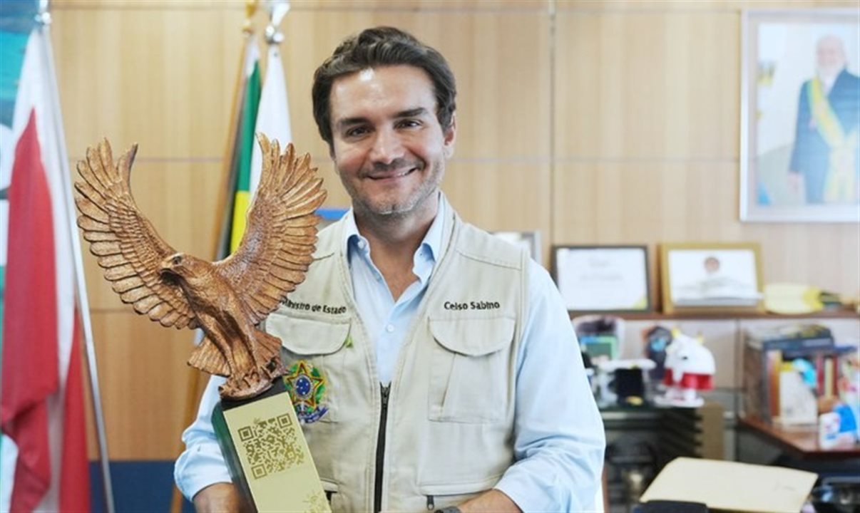 Celso Sabino com escultura de águia-pescadora africana