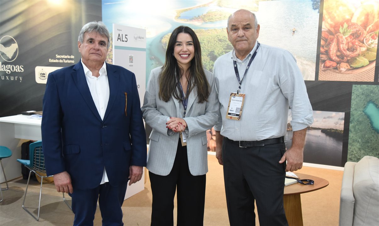 Tito Uchôa, presidente da Alagoas Luxury, ao lado de Bárbara Braga e Paulo Kugelmas, da secretaria de Turismo de Alagoas