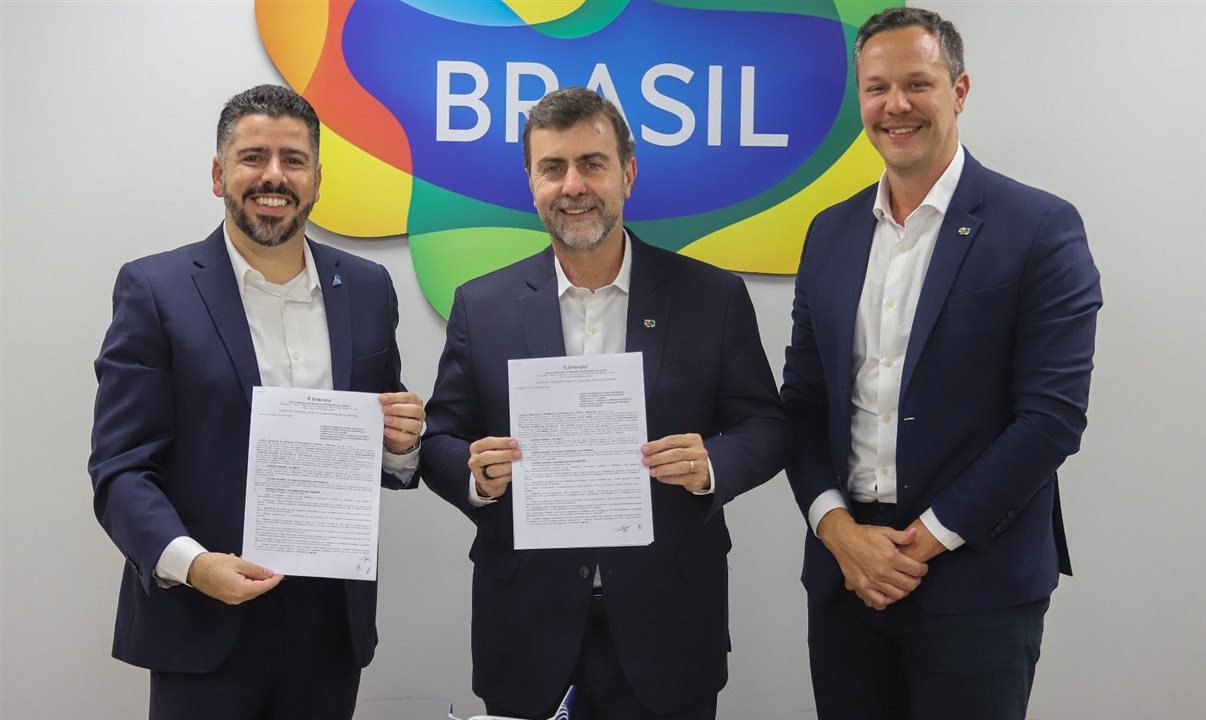 Raphael de Lucca, da Copa Airlines, com Marcelo Freixo e Bruno Reis, ambos da Embratur