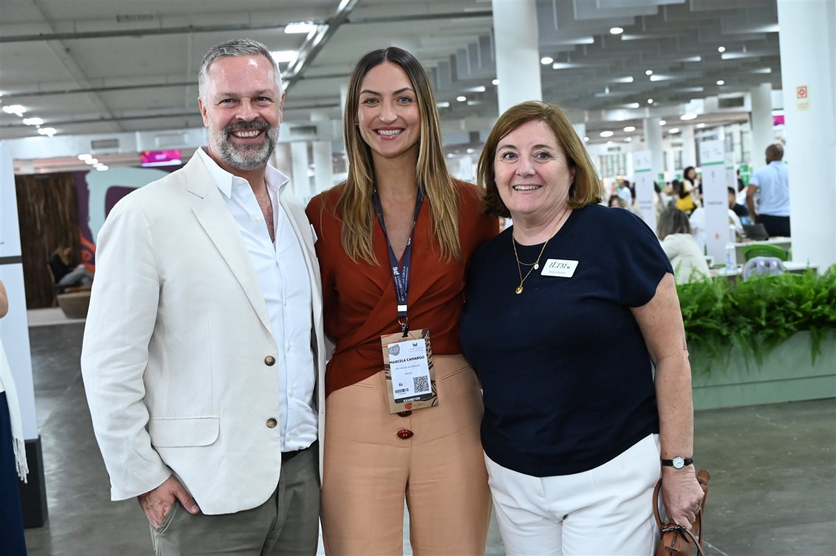 Marcela Camargo, da IHG, entre Simon Mayle e Alison Gilmore, da ILTM