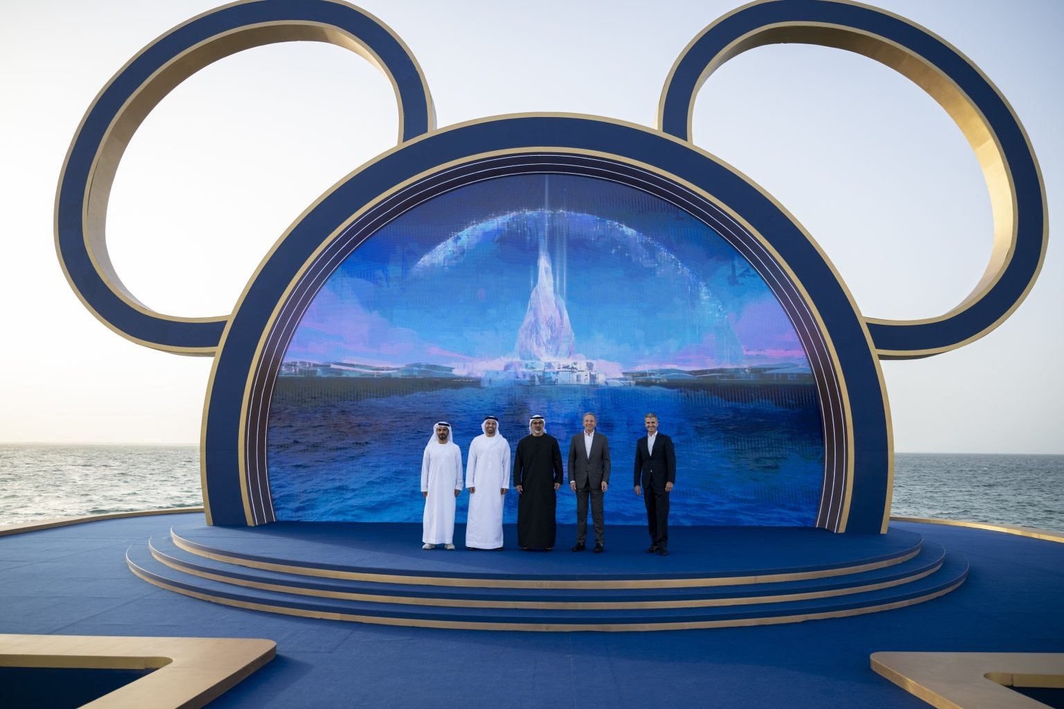Mohamed Abdalla Al Zaabi, CEO da Miral, Mohamed Khalifa Al Mubarak, presidente da Miral, Khaled bin Mohamed bin Zayed Al Nahyan, Príncipe Herdeiro de Abu Dhabi, Bob Iger, CEO da The Walt Disney Company, e Josh D'Amaro, Presidente da Disney Experiences