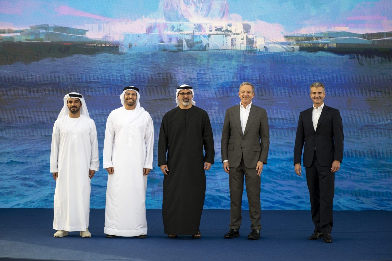 Mohamed Abdalla Al Zaabi, CEO da Miral, Mohamed Khalifa Al Mubarak, presidente da Miral, Khaled bin Mohamed bin Zayed Al Nahyan, Príncipe Herdeiro de Abu Dhabi, Bob Iger, CEO da The Walt Disney Company, e Josh D'Amaro, Presidente da Disney Experiences