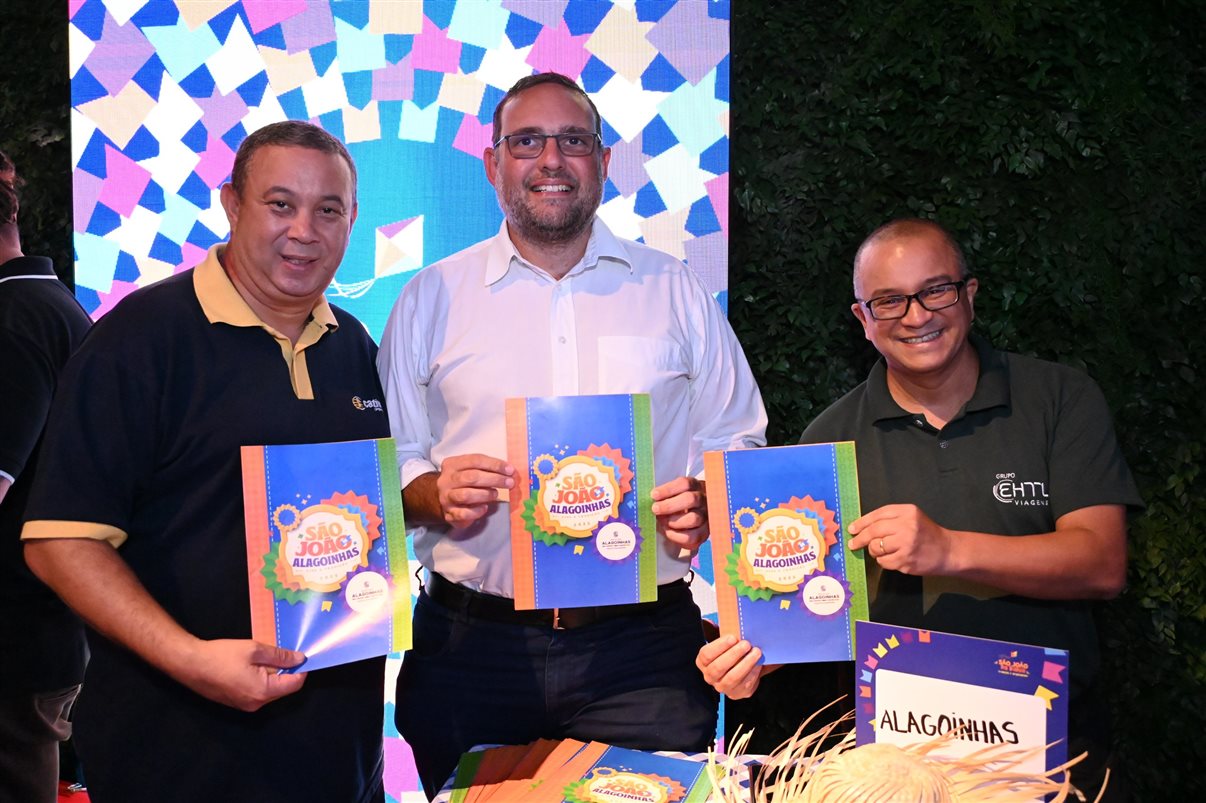 Erivaldo Silva, (Sagui), da Cativa, João Henrique Paulilo, secretário de Cultura, Esporte e Turismo de Alagoinha, e Ricardo Pereira, da EHTL Viagens
