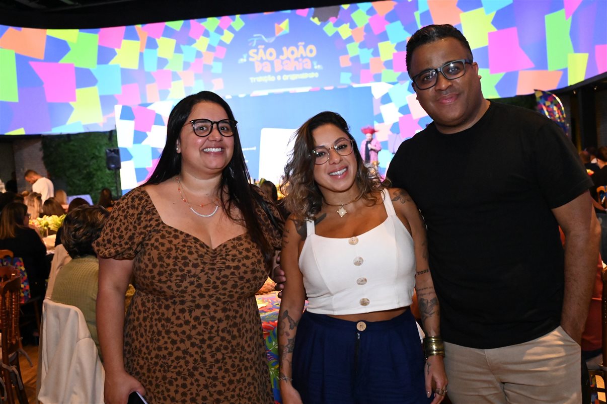 Erivaldo Silva, (Sagui), da Cativa, João Henrique Paulilo, secretário de Cultura, Esporte e Turismo de Alagoinha, e Ricardo Pereira, da EHTL Viagens
