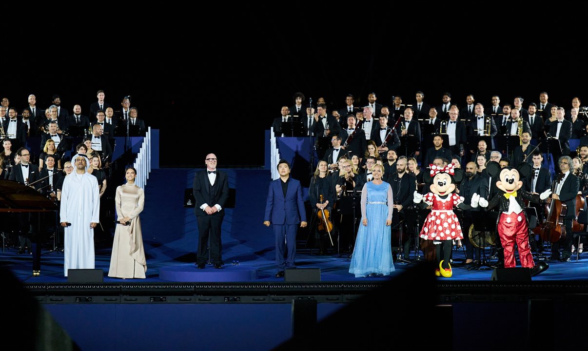 Cerimônia em Abu Dhabi contou com a presença de Mickey e Minnie