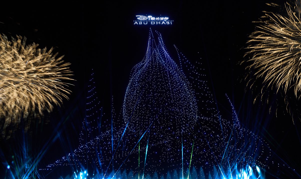Show de drones e fogos de artifício na orla da Ilha Yas