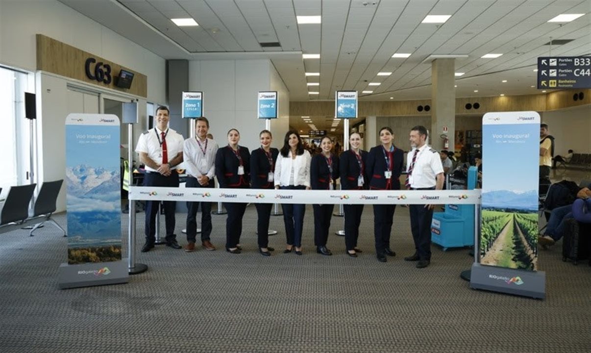 Equipe de solo da JetSmart na inauguração do voo