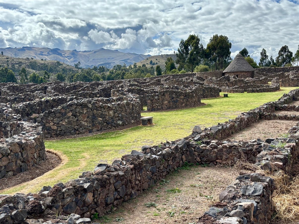Ruínas de antigos armazéns no sítio arqueológico de Raqch’i\n\n