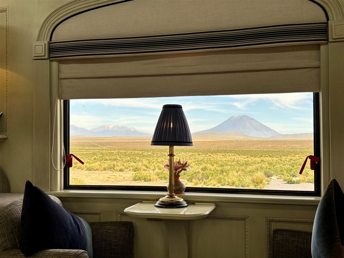 Vulcão andino pela janela do piano-bar do Belmond Andean Explorer