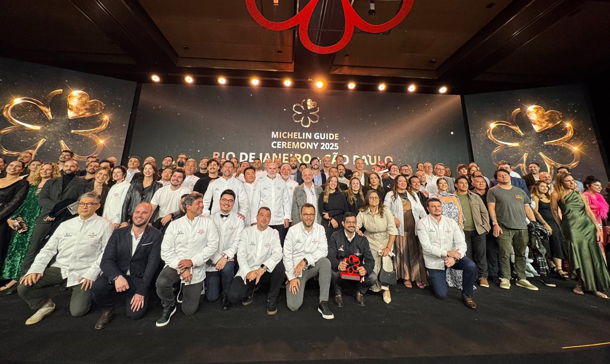 Chefs dos restaurantes estrelados e premiados na cerimônia realizada nesta segunda-feira (12)
