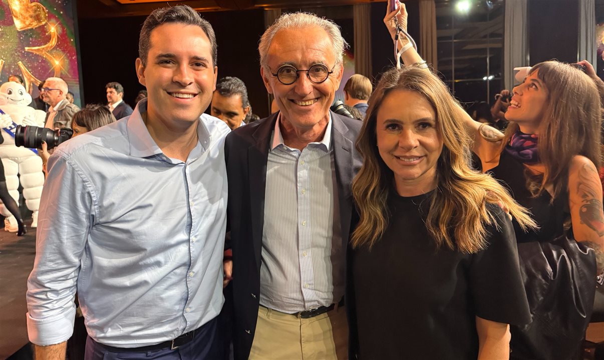 Gwendal Poullennec, diretor internacional dos Guias MICHELIN, entre Eduardo Cavaliere, vice-prefeito, e Dani Maia, secretária de Turismo da cidade do Rio de Janeiro<br/>
