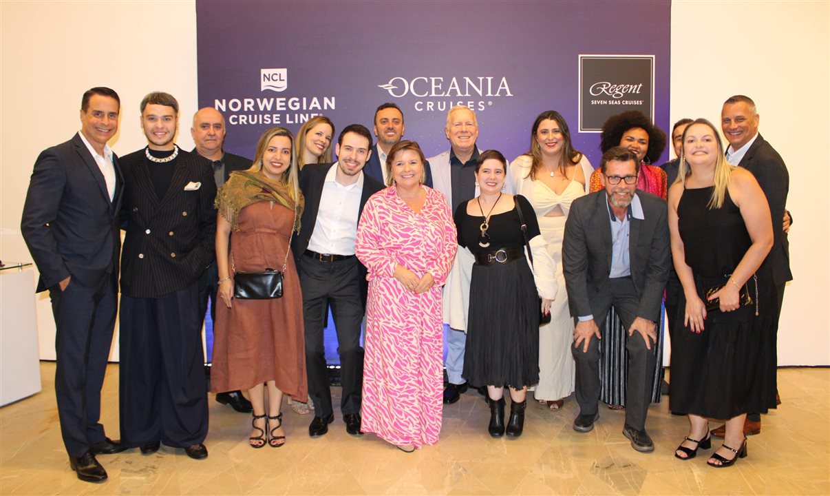 Frank Medina com o time do escritório da Norwegian Cruise Line Holdings do Brasil
