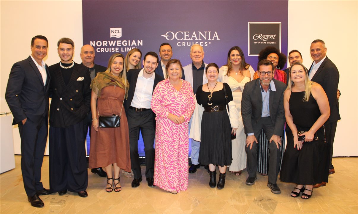 Frank Medina e Jason Krimmel, da NCLH, nas pontas, com time do Brasil: Caio Brusamarello, João Gonçalves, Ludmila Vieira, Thais Heringer, David Largman, Adilson Melo, Estela Farina, André Mercanti, Fernanda Terena, Ana Terra, Pablo Vilaseca, Paula Mello, Gabriel Lacerda e Maria Paula Araújo