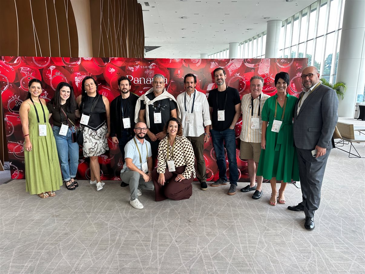 Marryer Queiroz, da Inti Experience, Natalie Del Giudice, da Camilla Mattar Viagens, Yana Pinheiro, da GW Travel Boutique, Ricardo Cunha, da Ricardo Cunha Journeys Made to Measure, Edson José, da EJ Travel, Luis Sassi, da Flaptur, Victor Falcão, da Ana Terra, Marcelo Barone, da Selections, Fernanda Hussne, do Hotel Unique, e Silvio Araujo, do Rosewood São Paulo. Agachados ao centro: Naldo Goes, da Conecta, e Camila Safi, do Fairmont Copacabana