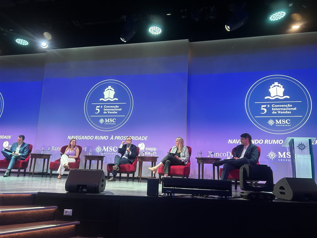 Eduardo Simões, Fernanda Zebral, Adrian Ursilli, Denize Lousada e Ignacio Palacios, da MSC Cruzeiros, em painel que abordou novidades da armadora