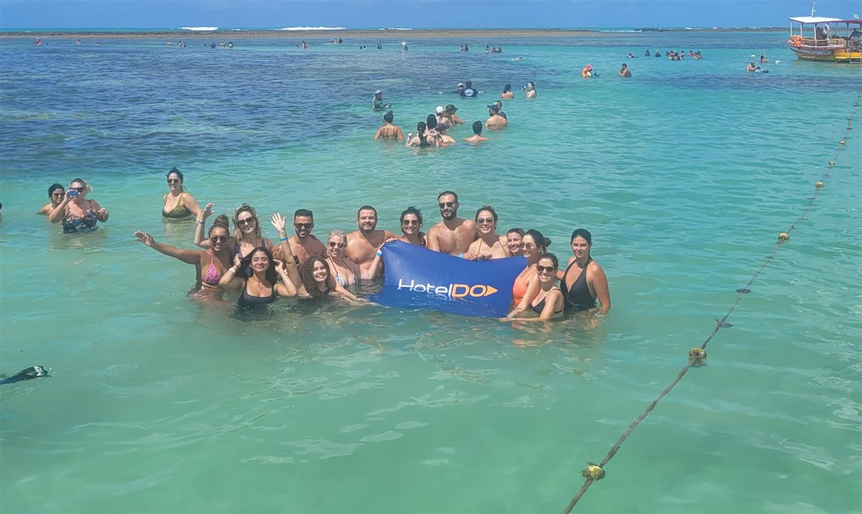 Agentes de viagens aproveitam as piscinas naturais de Maragogi, em Alagoas