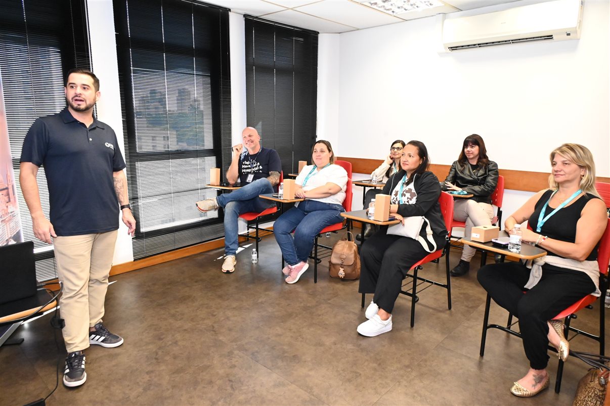 Mario Borges, da R11 Travel, capacitando agentes de viagens