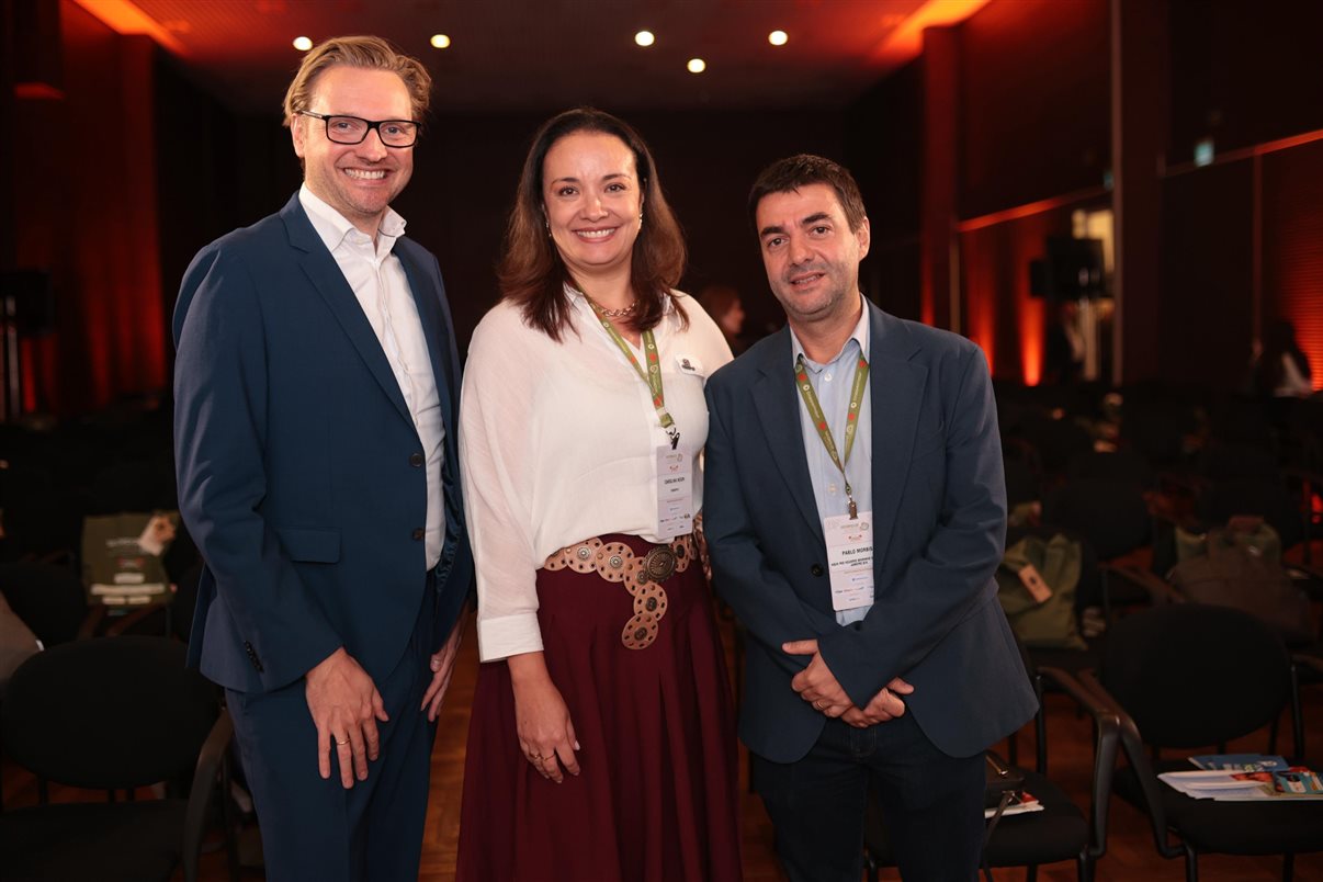 Jakob Wahl, presidente da IAAPA, Carolina Negri, presidente executiva do Sindepat, e Pablo Morbis, presidente do Conselho do Sindepat<br/>