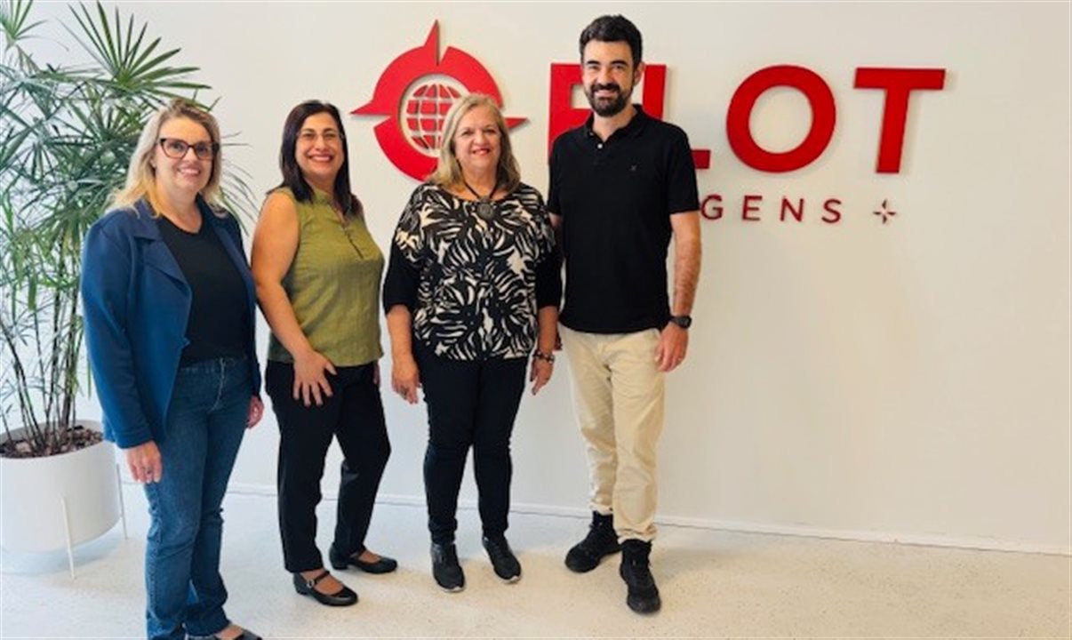 Simone Rodrigues, gerente de vendas, Edite Barbosa e Elaine Spirlandeli, novas contratadas, e Tiago Barbosa, diretor da operadora