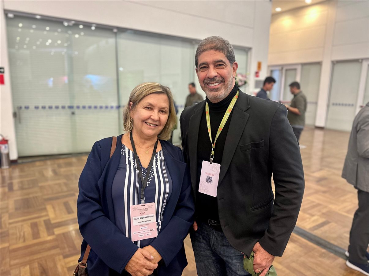 O assessor Marcelo Queiroz e um Smurf da Vila dos Smurfs Park