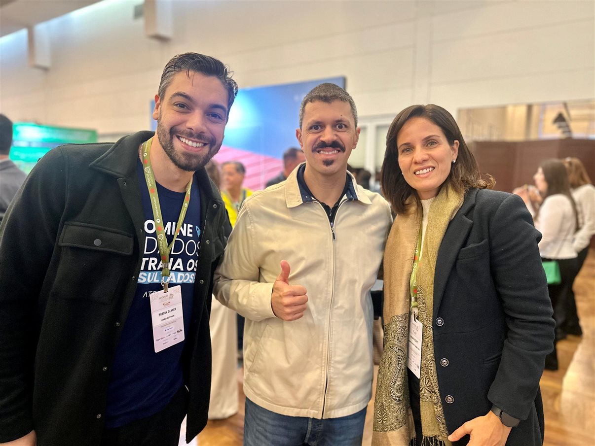O assessor Marcelo Queiroz e um Smurf da Vila dos Smurfs Park