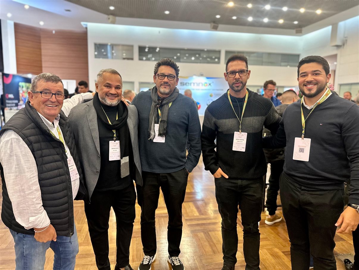 O assessor Marcelo Queiroz e um Smurf da Vila dos Smurfs Park