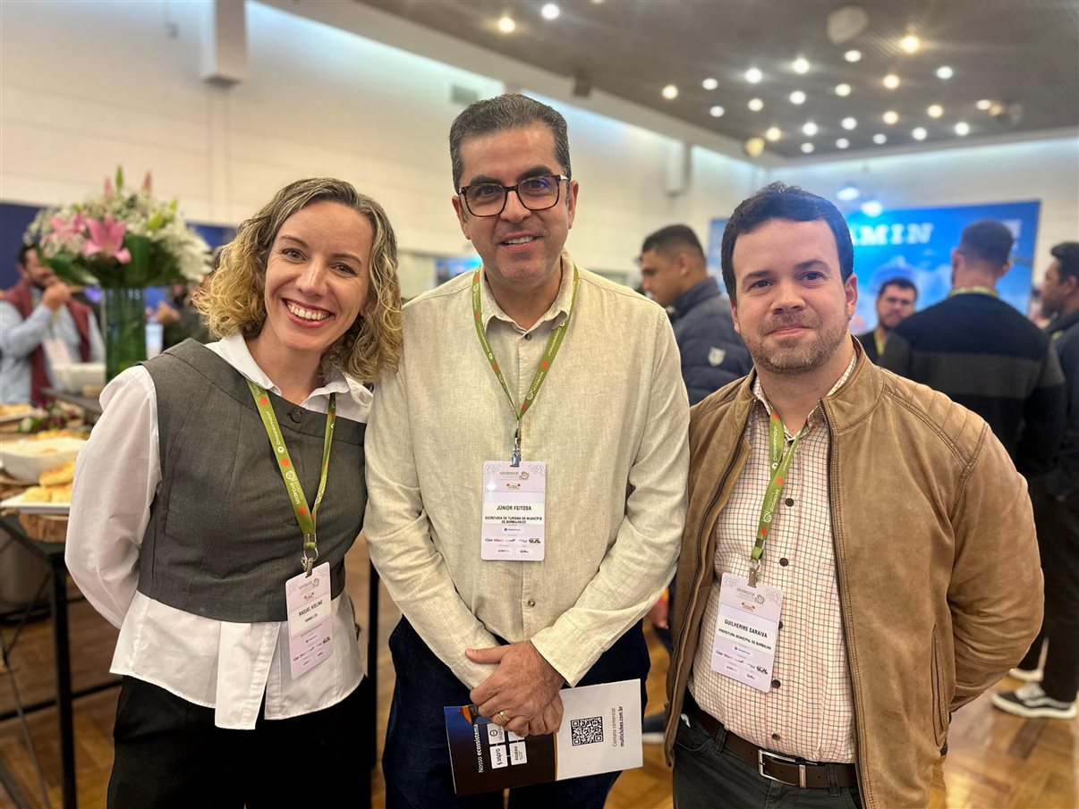 O assessor Marcelo Queiroz e um Smurf da Vila dos Smurfs Park