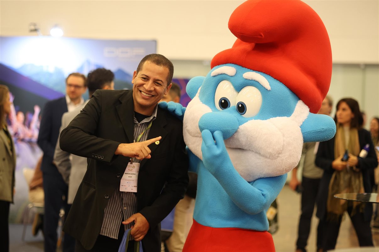O assessor Marcelo Queiroz e um Smurf da Vila dos Smurfs Park