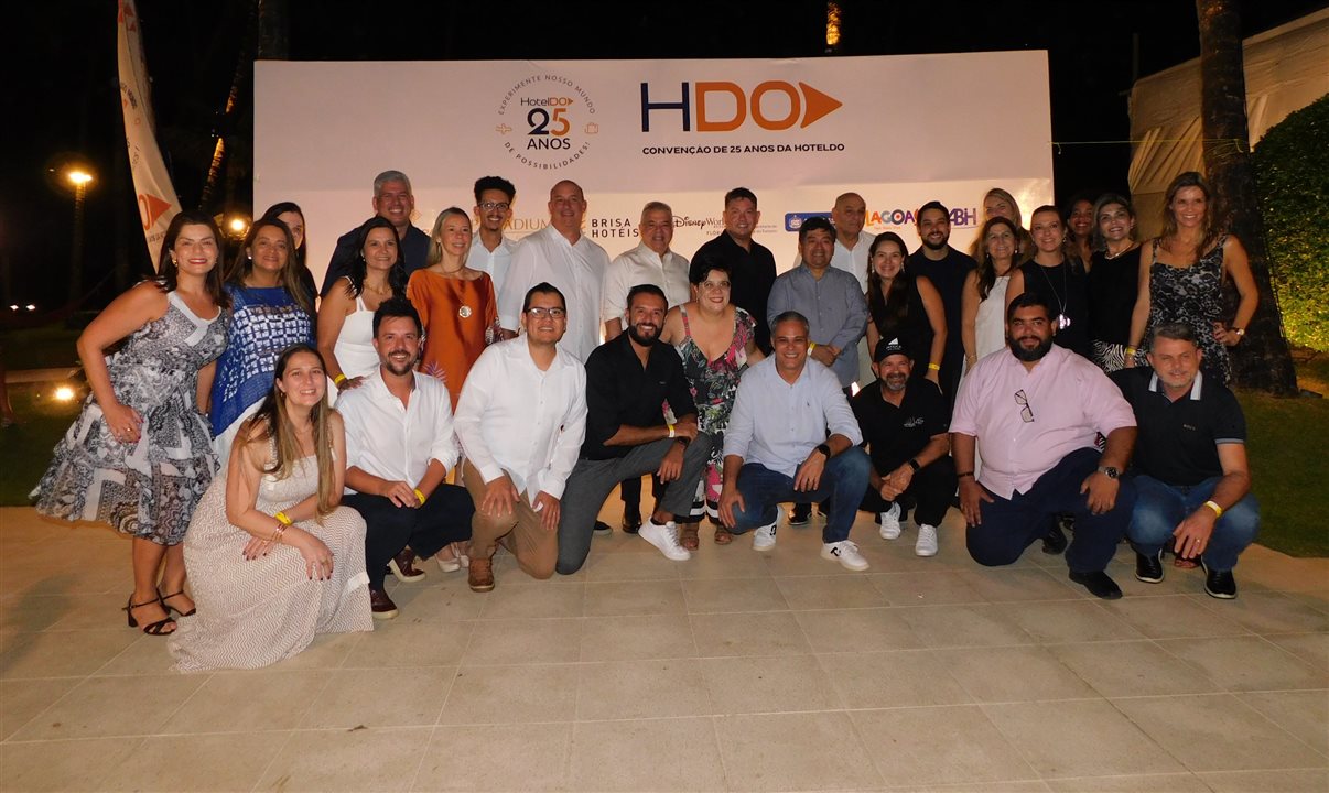 Time da HotelDO e Decolar junto aos parceiros e patrocinadores da Convenção HotelDO 2025