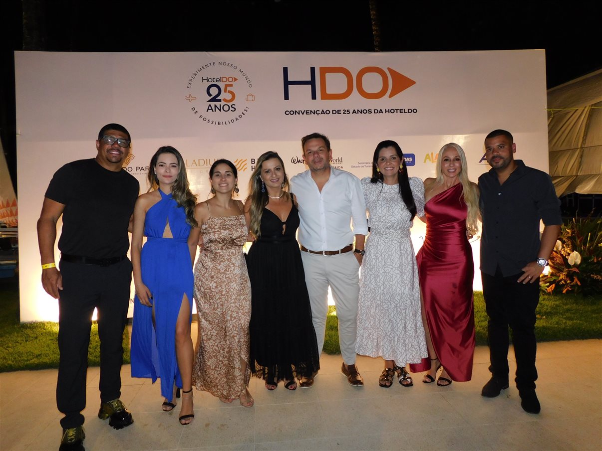 Leandro Cardoso, da Império das Passagens, Cristiane Balheiros, da CXB Turismo, Cristiane Frias, da Hello Orlando, Fernanda Heinig, da Orlando Com A Fê, Beto Lucchesi, da Viajando com Beto Lucchesi, e Ticiana Gomes, da Tici Tour Luh Lessa - Viaje com a Luh, e Fernando Neto, da T4T Orlando
