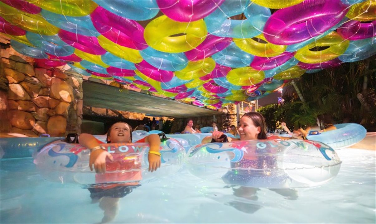 O AquaGlow acontece das 20h às 23h em datas selecionadas durante o verão americano