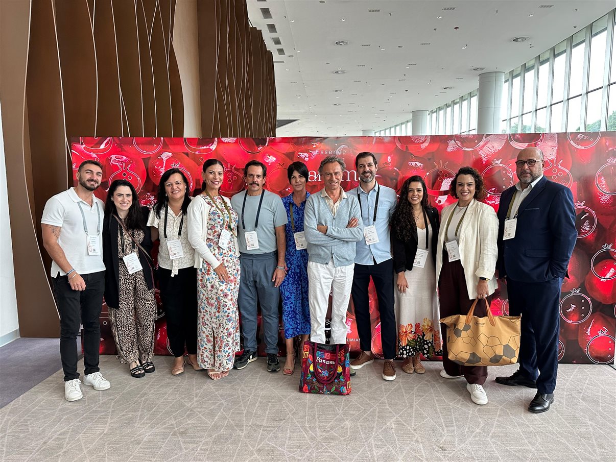 Ao centro, Quentin Desurmont, CEO da The Travaller Made, posa com alguns dos brasileiros no The Essence of Luxury Panama