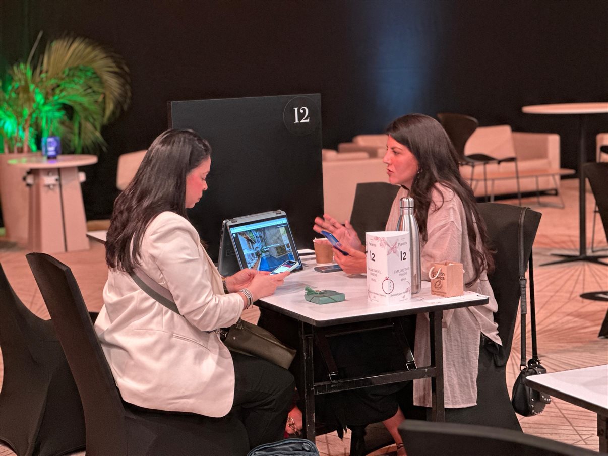 Maíra Rotta (à direita) em reunião com fornecedora
