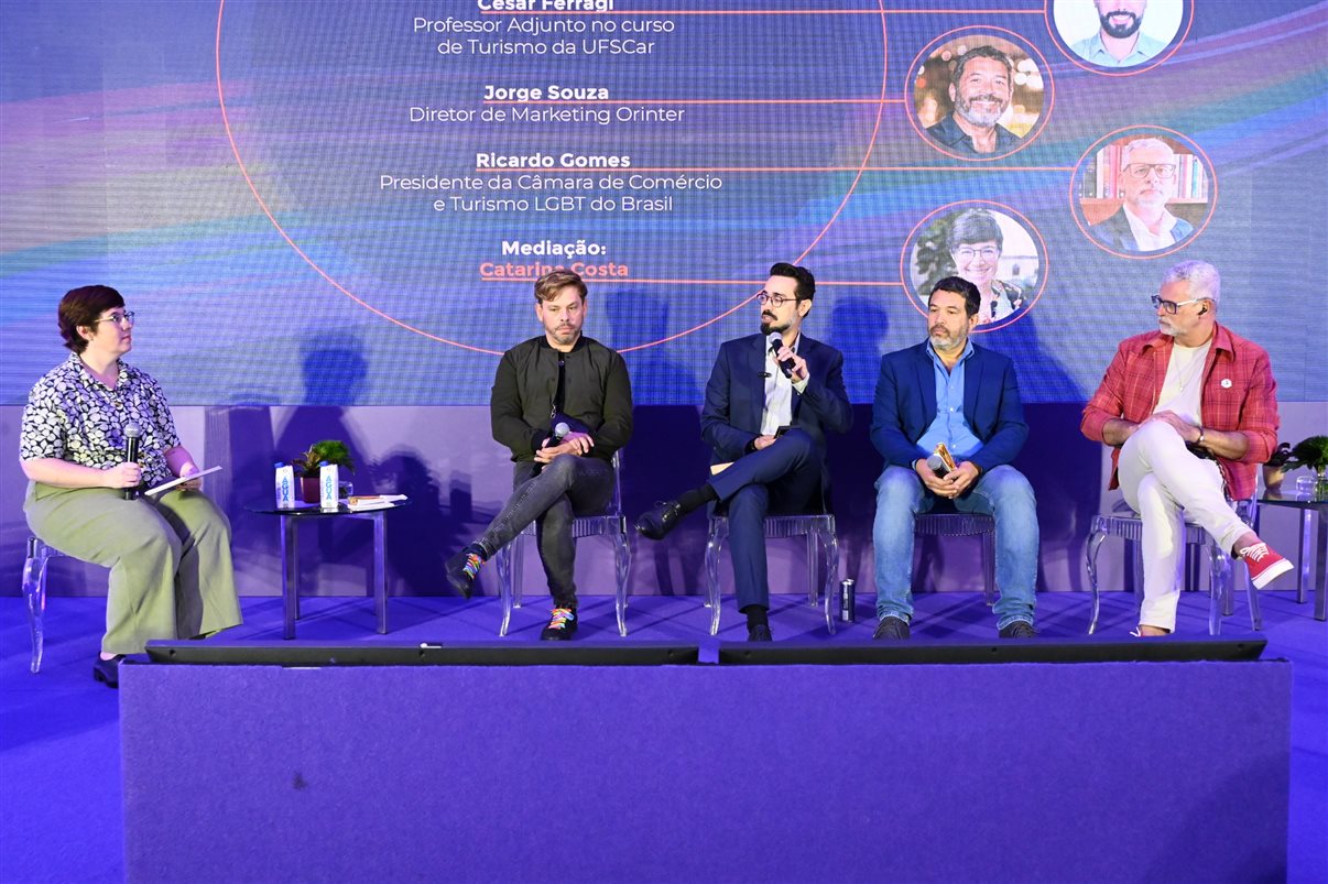 Catarina Costa, da Accor, o jornalista Bruno Chateaubriand, Cesar Ferragi, da UFScar, Jorge Souza, da Orinter, e Ricardo Gomes, da Câmara de Comércio e Turismo LGBT+