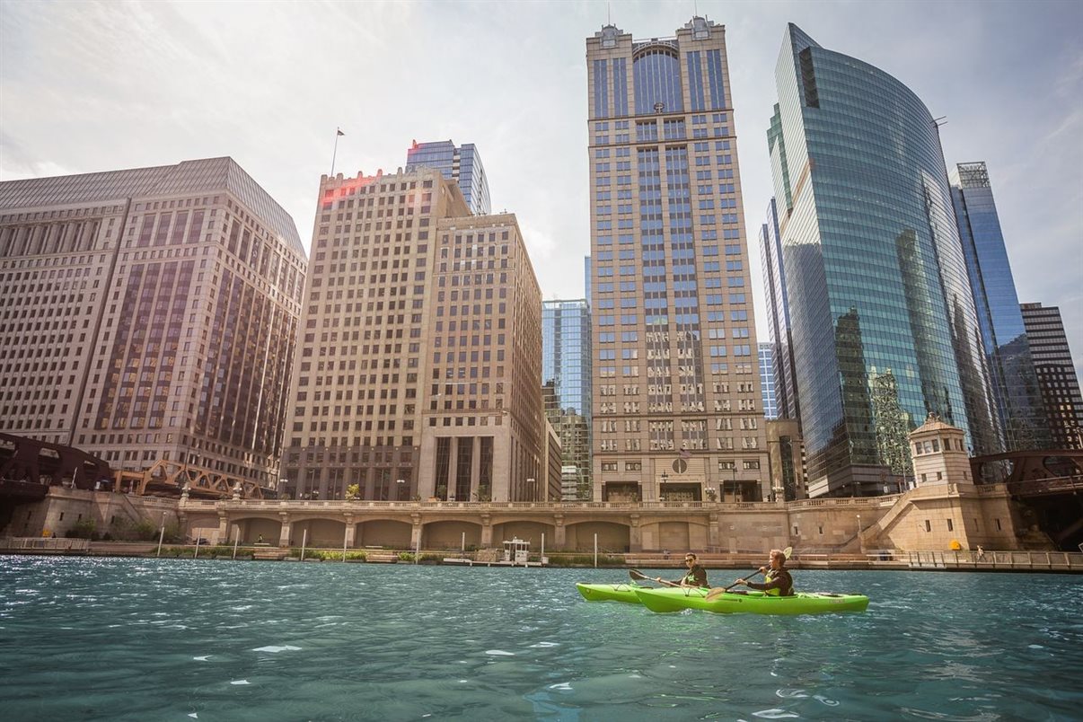 Vista para o rio de Chicago, onde é possível fazer caiaque 