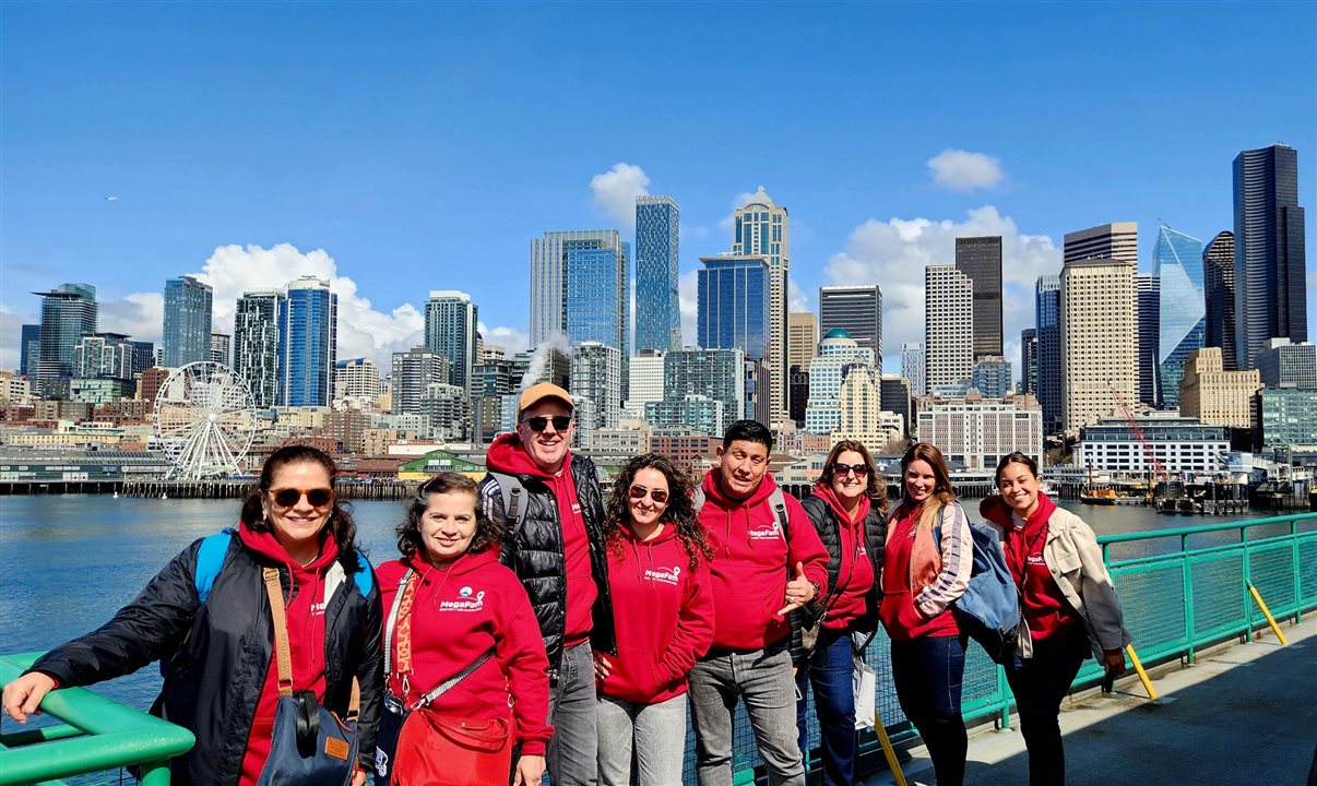 Grupo no ferry boat de Seattle a Bainbridge Island