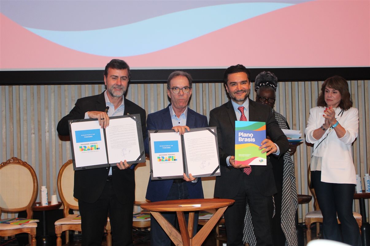 Marcelo Freixo, presidente da Embratur, Décio Lima, presidente do Sebrae, e Celso Sabino, ministro do Turismo assinam a portaria que institui o Plano Brasis