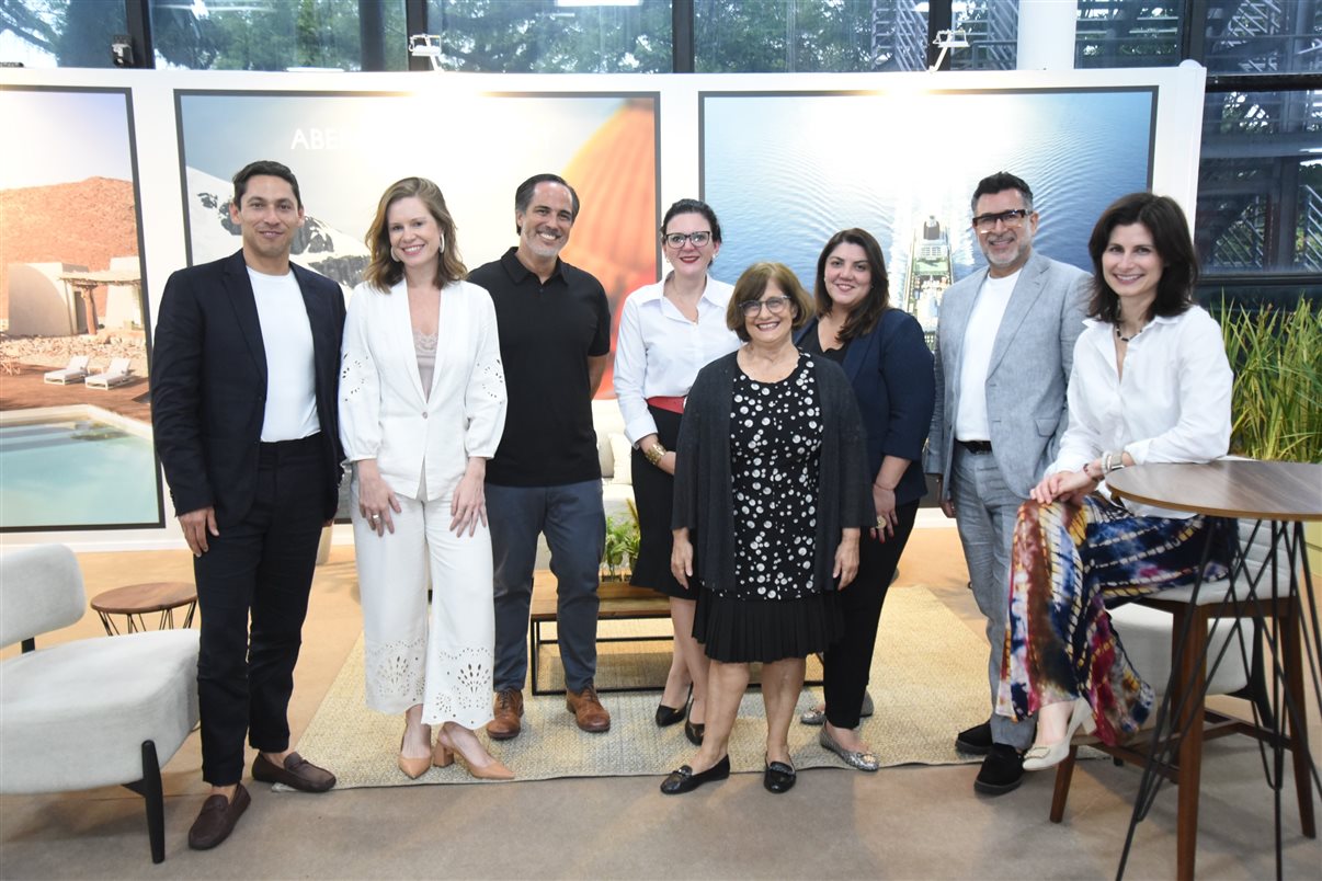 Enrique Guizar, Natália Pessoa, Oscar Dunn, Michelle Alves, Márcia Galvão, Karlita Perez, Marco Martinez e Lara Vancans, todos do grupo Abercrombie & Kent, no estande da empresa na ILTM Latin America 2025