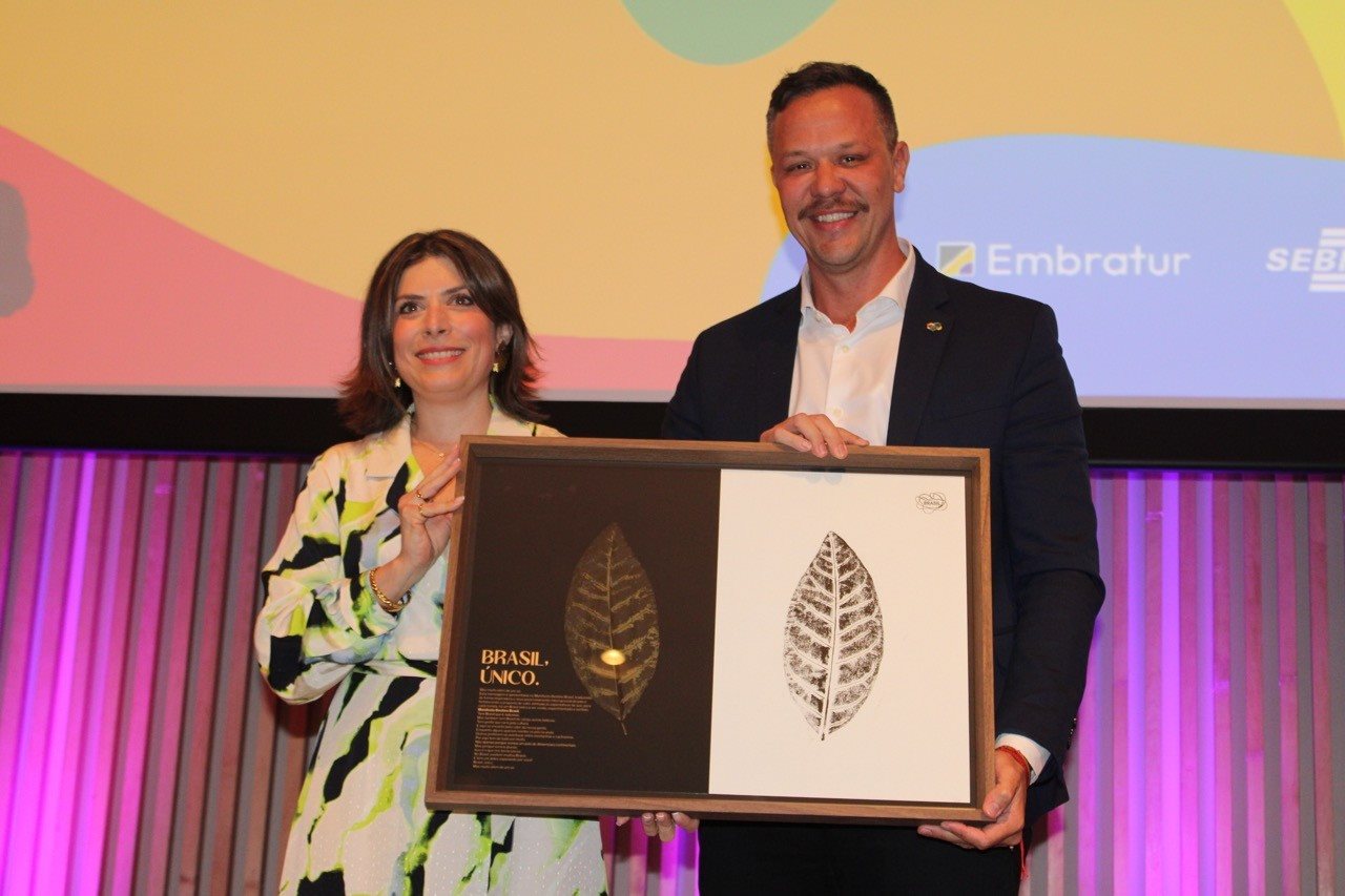Virginia Messina recebeu uma homenagem de Bruno Reis, diretor de Marketing Internacional, Negócios e Sustentabilidade da Embratur