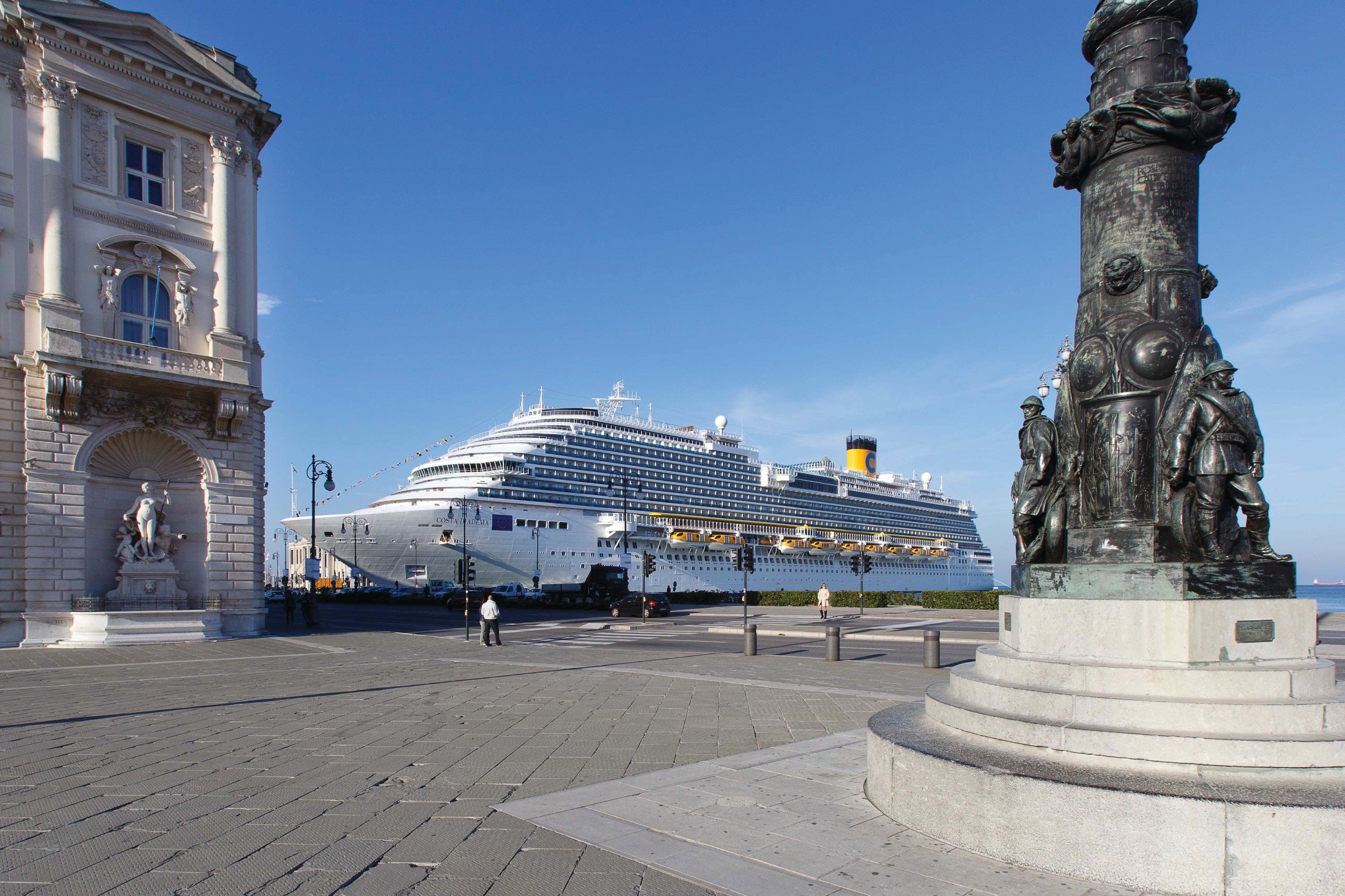 Costa Diadema atracado em cidade italiana
