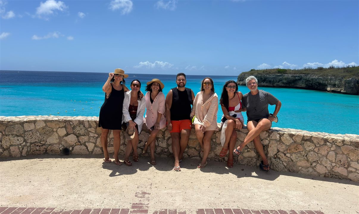 Agentes de viagens na praia de Kenepa Grandi